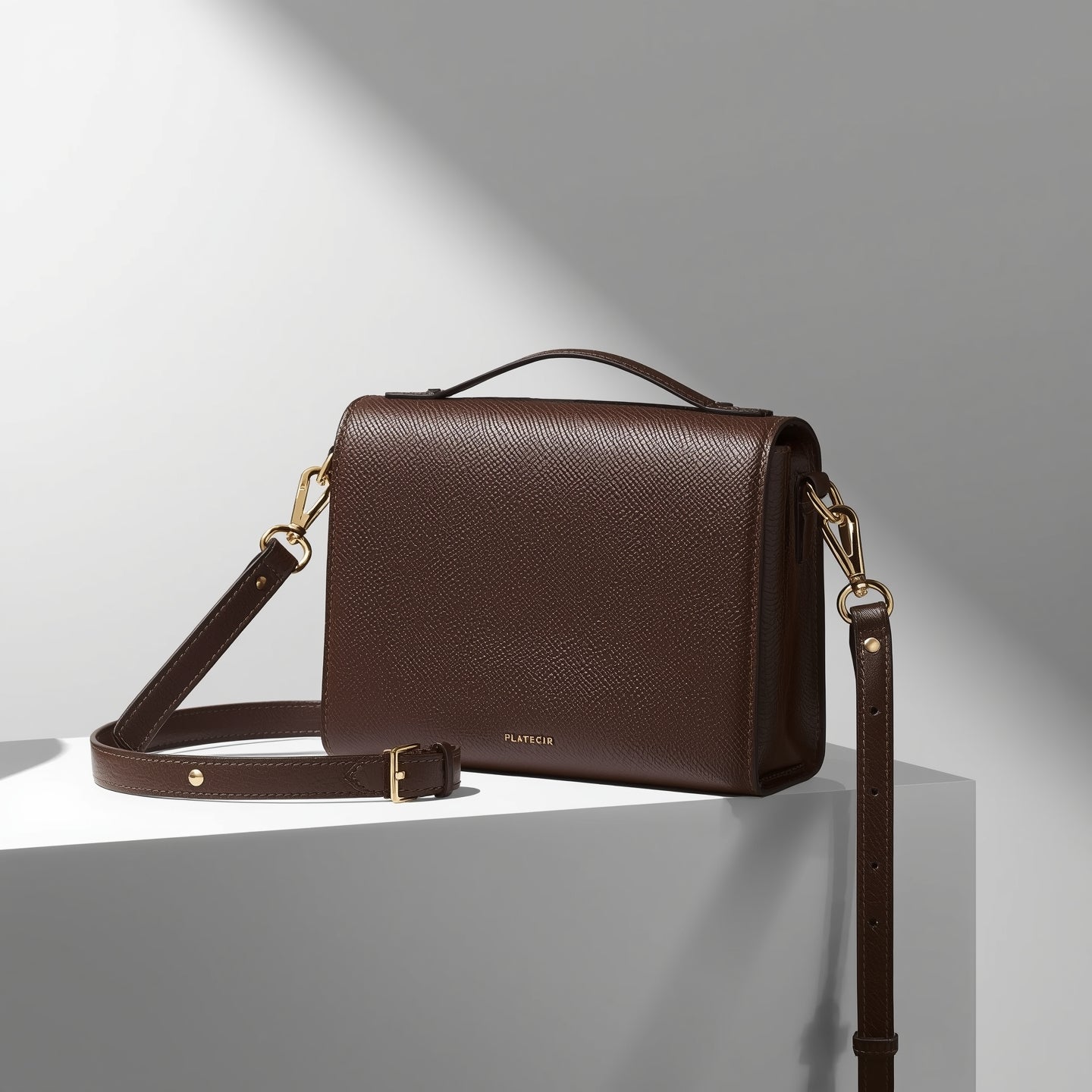 Leather Crossbody Bag โ Stylish, Durable & Hands-Free Everyday Bag