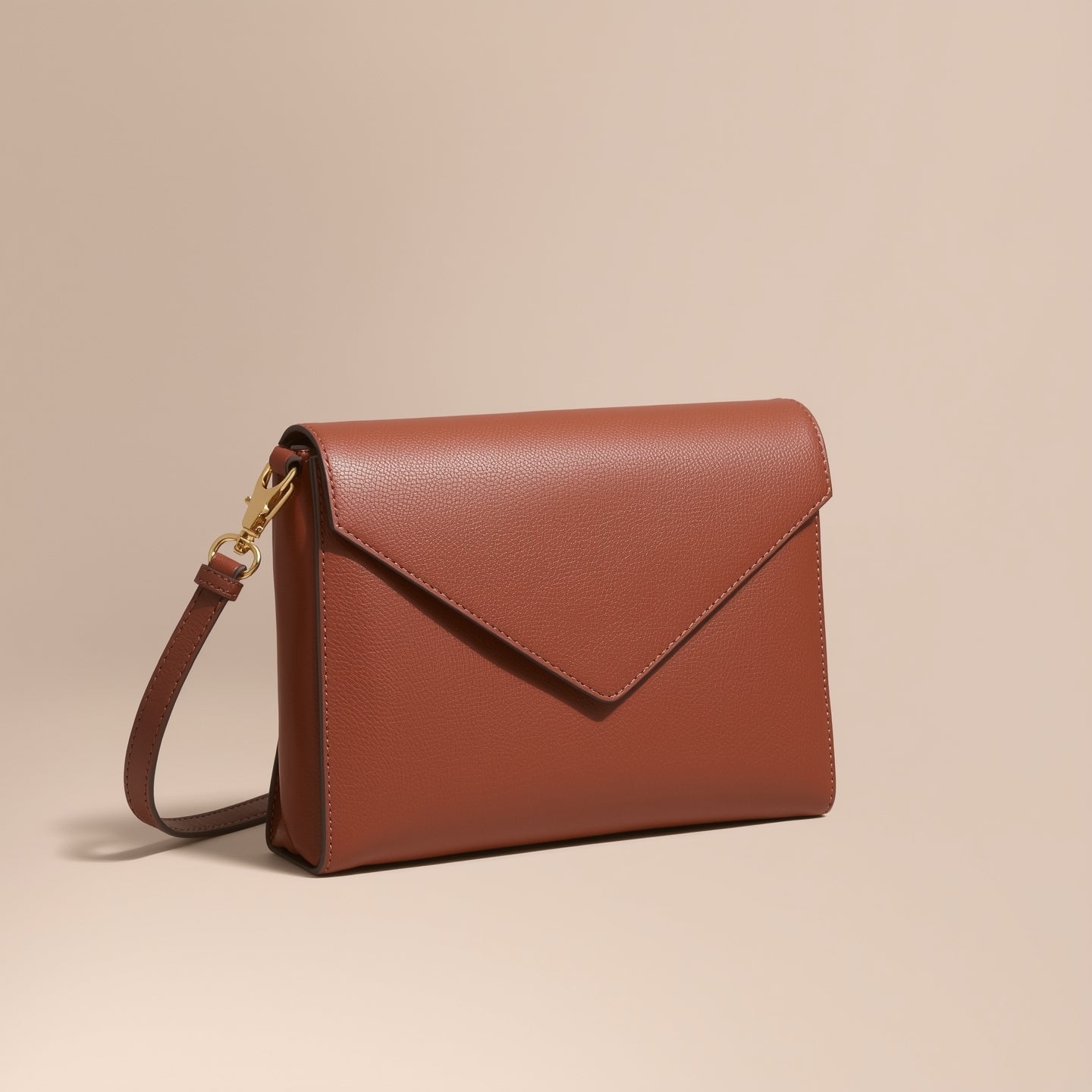 Envelope Crossbody Bag – Sleek, Stylish & Hands-Free Everyday Bag